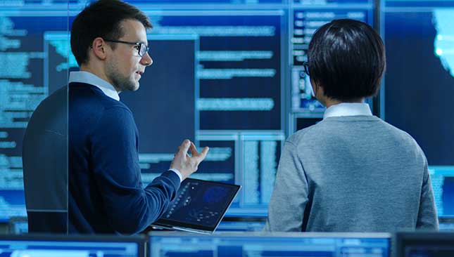 Representante de Bitdefender que trabaja con el cliente 