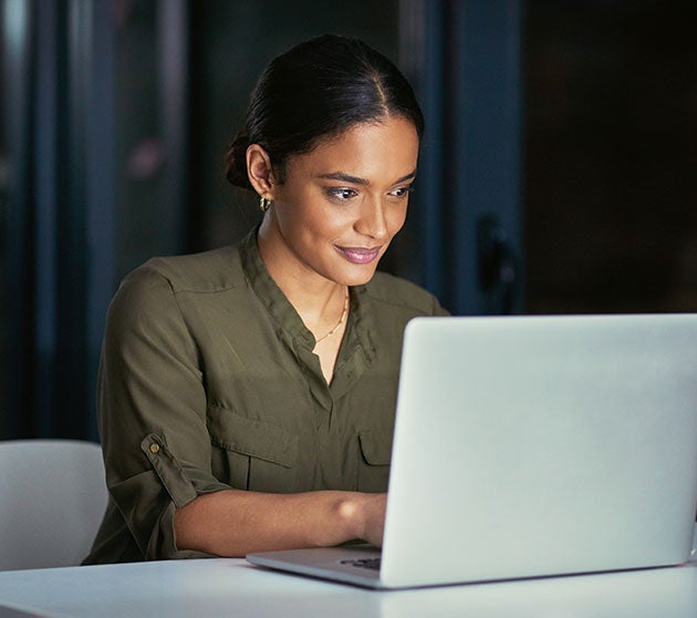 Responsable de la sécurité informatique lisant le rapport ESG
